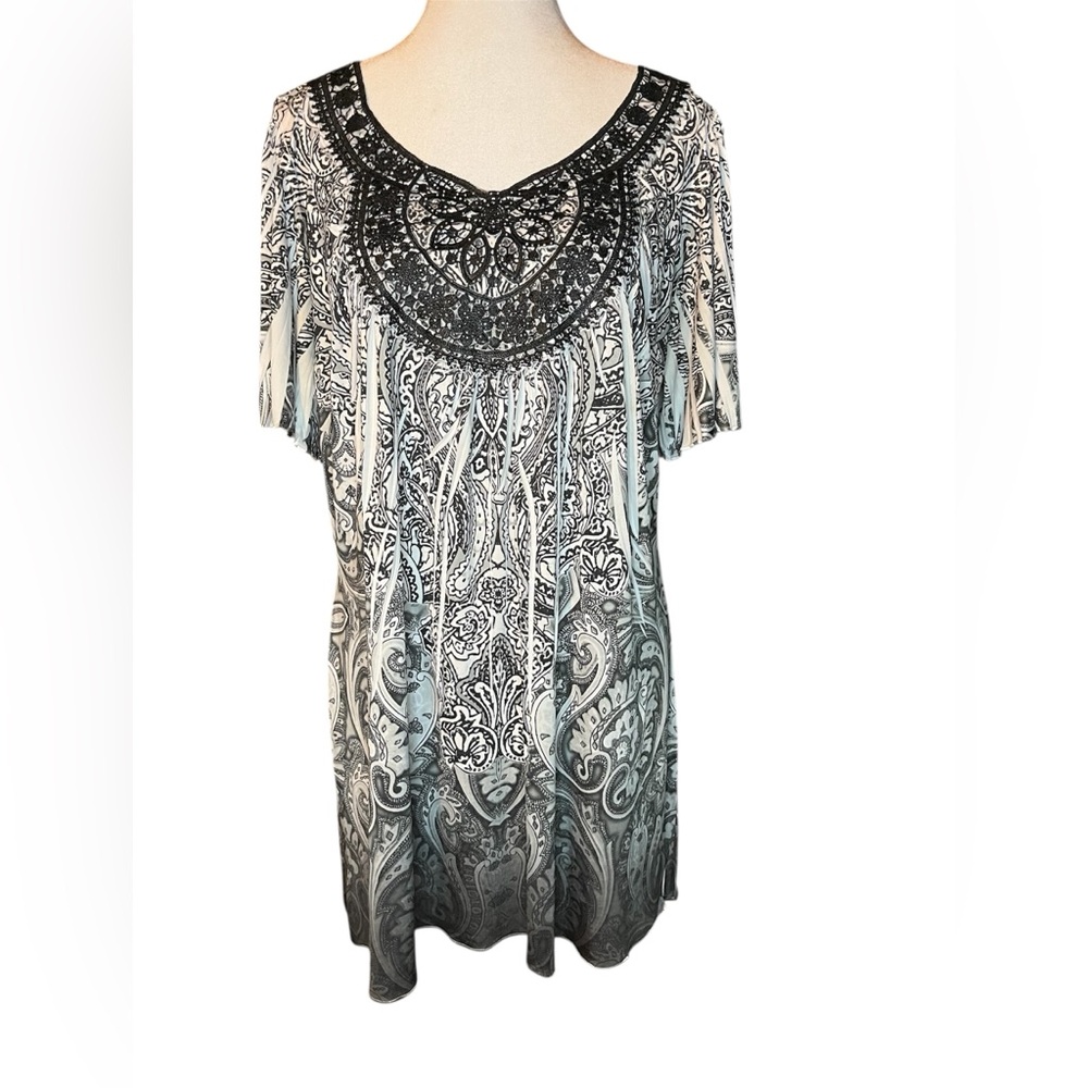 Live and Let Live Black and White Paisley Tunic